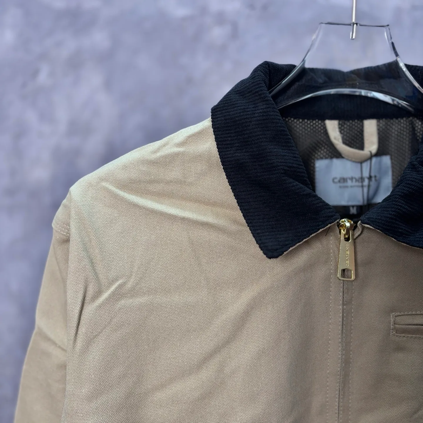 Main recommendation 📝05336# 153 Correct version·Seven-color lining mesh thin jacket 💥 Carhartt WIP Carhartt Detroit Retro Canvas heavy work jacket 🌈Color: Brown Purple White Black Petrol Blue Smoke Gray Size: S-XL Carhartt, founded in San Francisco, USA, is a clothing brand in the industrial era of the United States. It mainly produces work pants and work jackets. It is one of the suppliers of military clothing for the US military. To this day, Carhartt is still a street fashion brand with popularity and brand charm. If you talk about work wear-style clothing, you have to think of Carhartt. Carhartt is famous for manufacturing high-quality workwear with excellent quality, comfort and durability. Its products are mostly made of high-grade fabric materials and are suitable for all kinds of extremely harsh working environments.